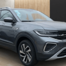 Volkswagen T-Cross cinza parado na diagonal.