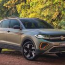 Volkswagen T-Cross Extreme 2026 parado na diagonal com uma cerca no fundo e cheio de vegetações em volta.