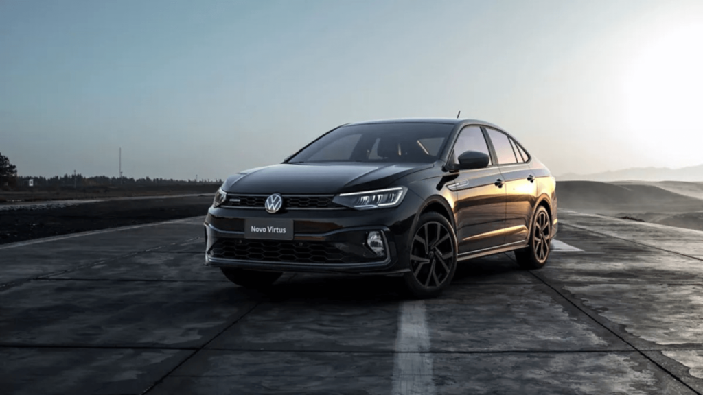 Volkswagen Virtus preto parado na diagonal.