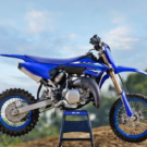 Yamaha YZ65 2026 azul parada em cima de um cavalete em uma pista.