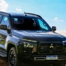 Mitsubishi Triton HPE 2026 preta parada em uma pedra.