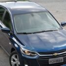 Chevrolet Onix azul de frente.