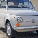 Fiat 500 branco parado de frente.