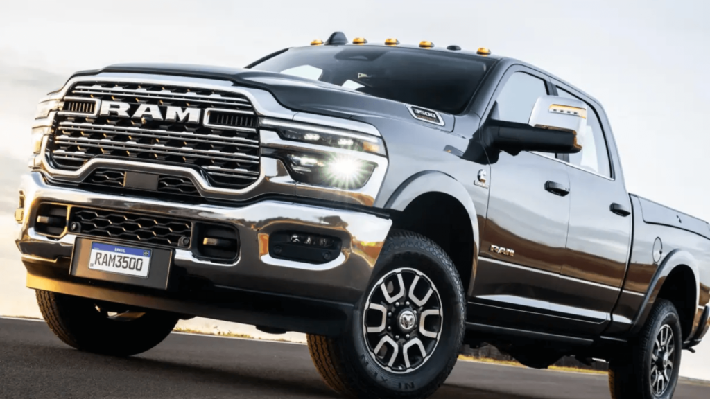 Ram 3500 preta parada na diagonal.
