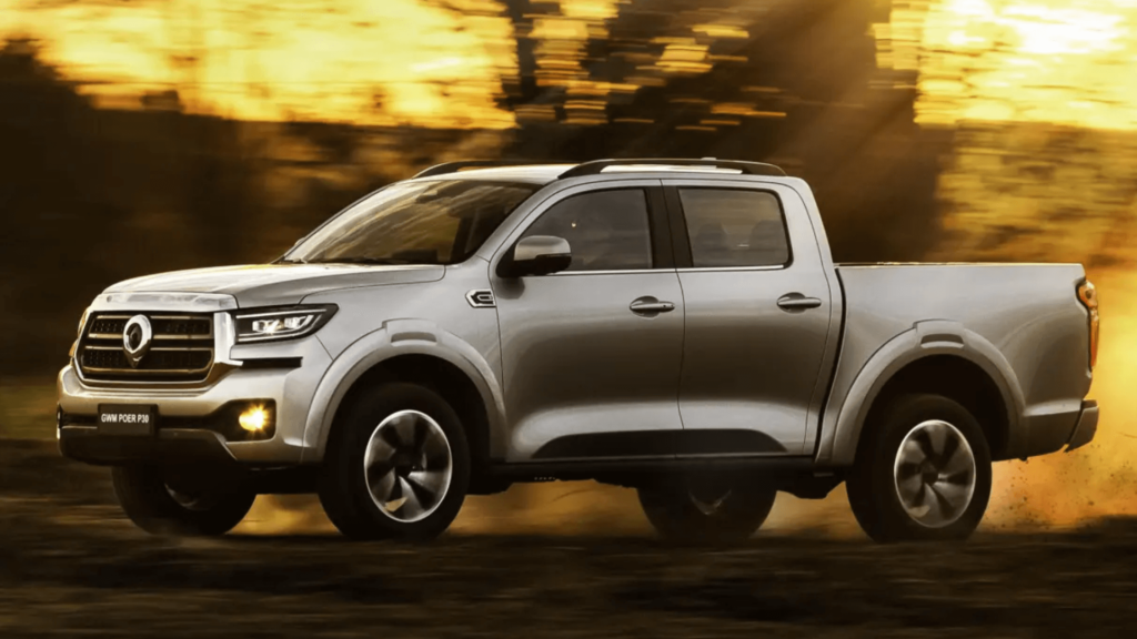 GWM Poer P30 cinza em movimento na estrada.