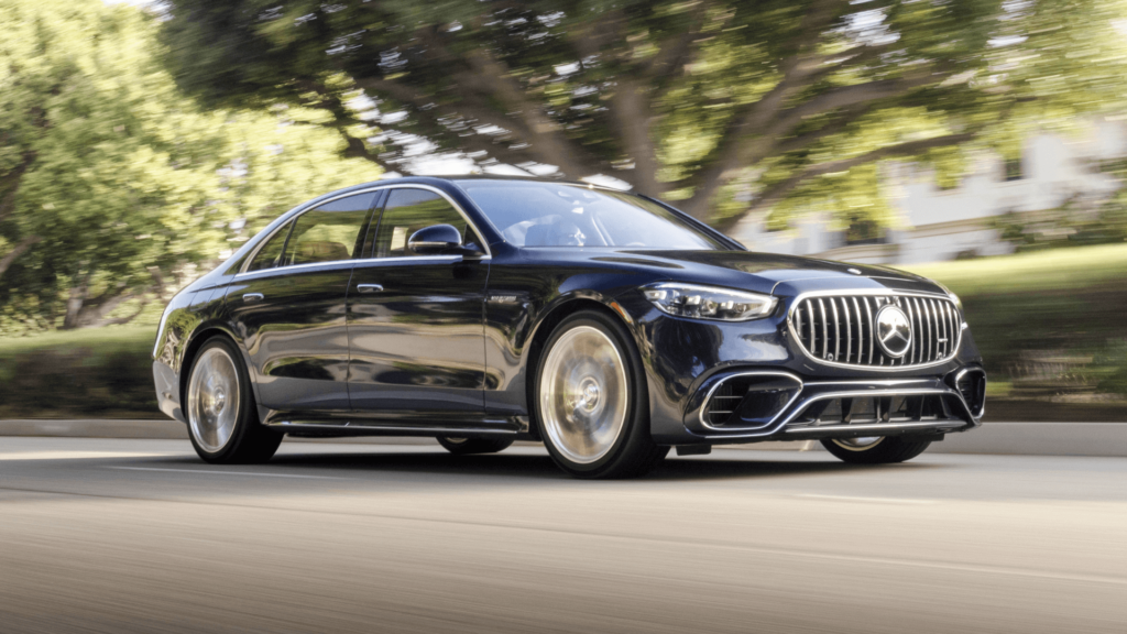 Mercedes-AMG S 63 E Performance preto em movimento na estrada.