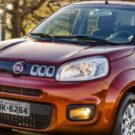 Frente do Uno 2010 laranja em movimento.