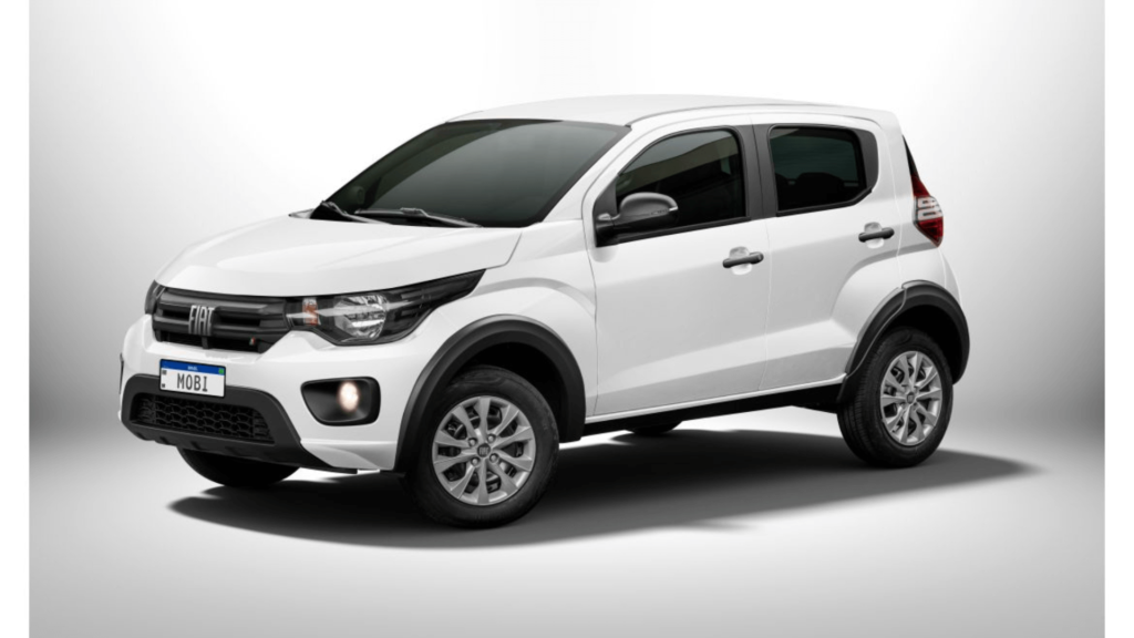Fiat Mobi branco parado na diagonal.