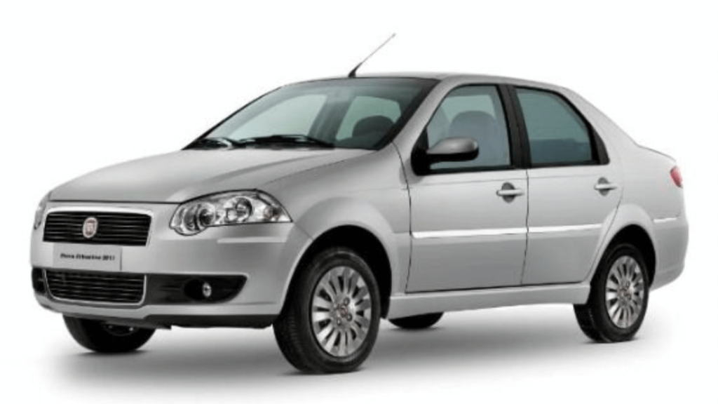 Fiat Siena prata parado de lado em um fundo branco.