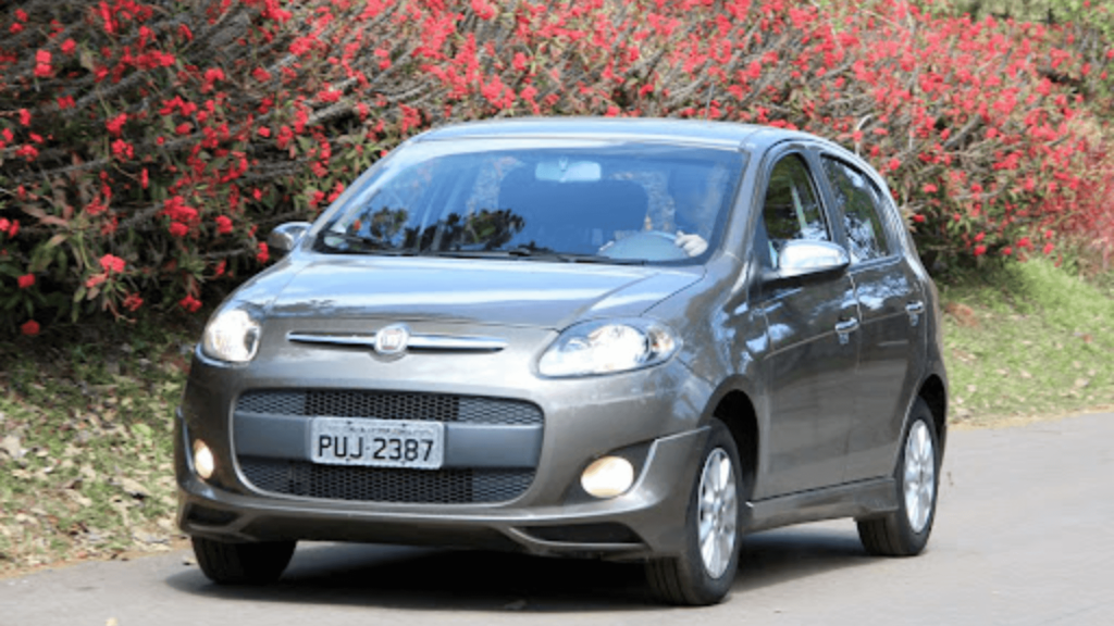 Fiat Palio cinza em movimento na estrada.