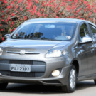 Fiat Palio cinza em movimento na estrada.