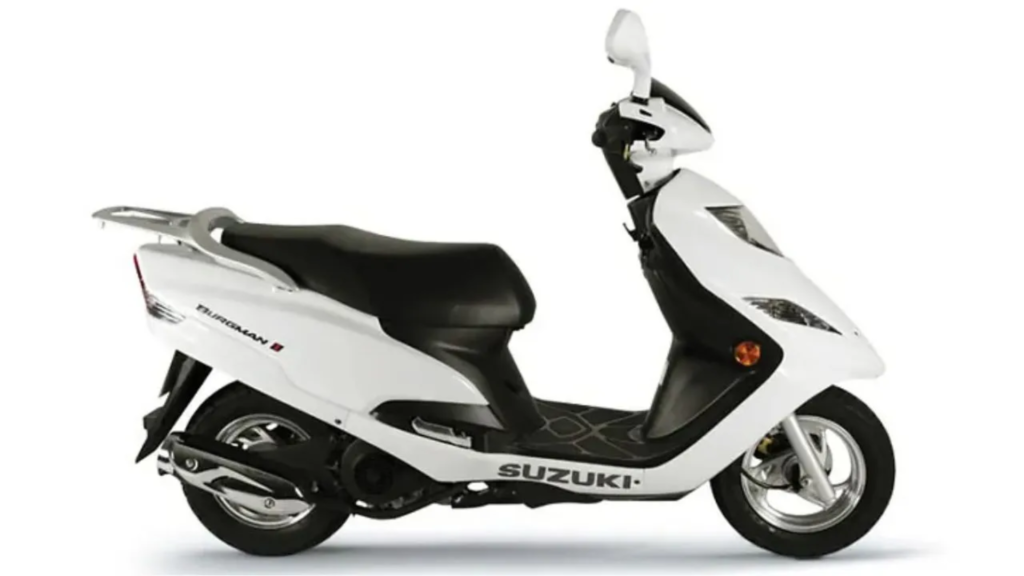 Suzuki Burgman 125i branca e lado no fundo branco.
