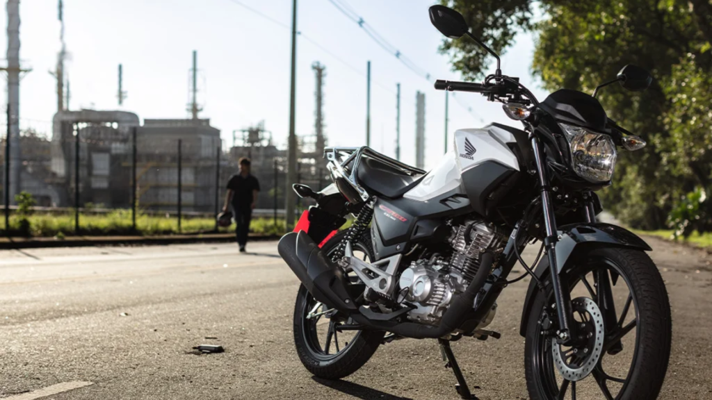 Honda CG 160 Cargo Start branca parada na beirada da estrada.