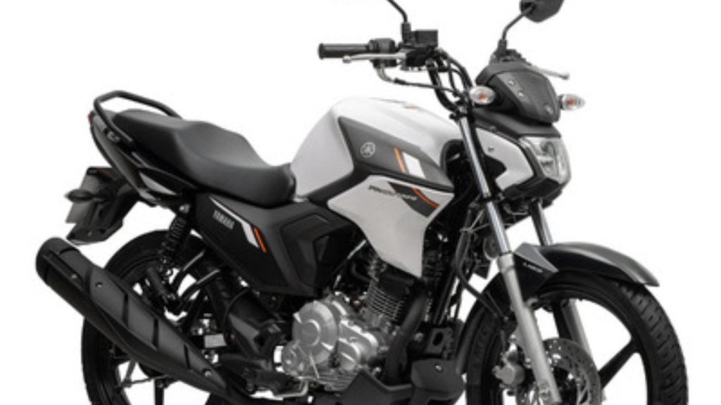 Yamaha Factor YBR 125 branco parado na diagonal no fundo branco.