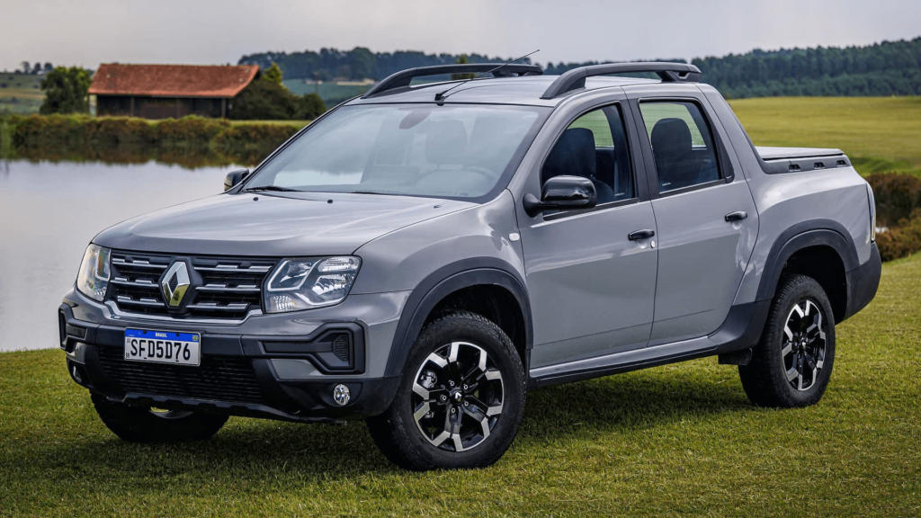 Renault Oroch cinza parado do lado de um lago.