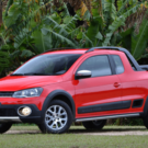 Volkswagen Saveiro vermelha parada na diagonal.