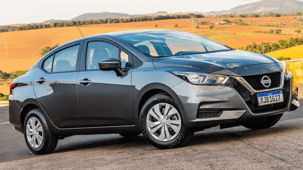 Nissan Versa Sense cinza parado na diagonal.
