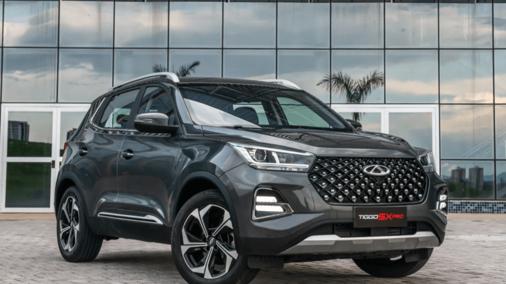 CAOA Chery Tiggo 5X Pro Max cinza parado na diagonal.