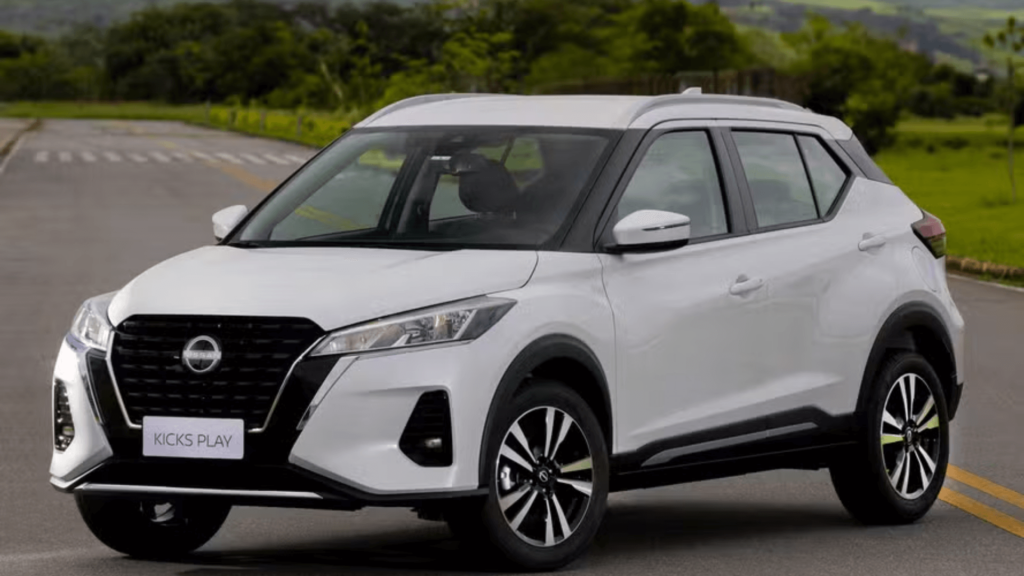 Nissan Kicks Play Advance 2026 branco parado na diagonal.