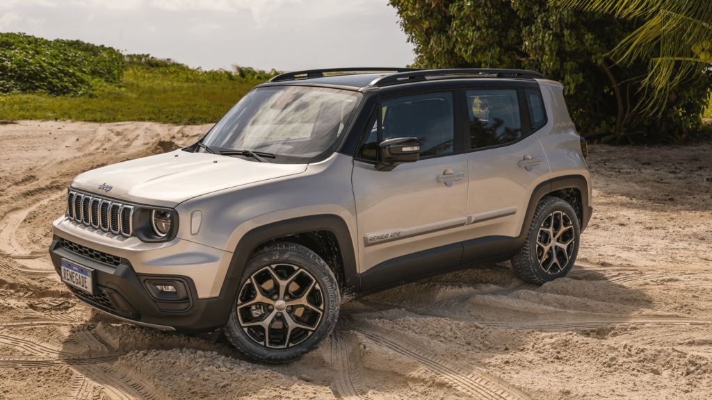 Jeep Renegade Altitude parado na diagonal.