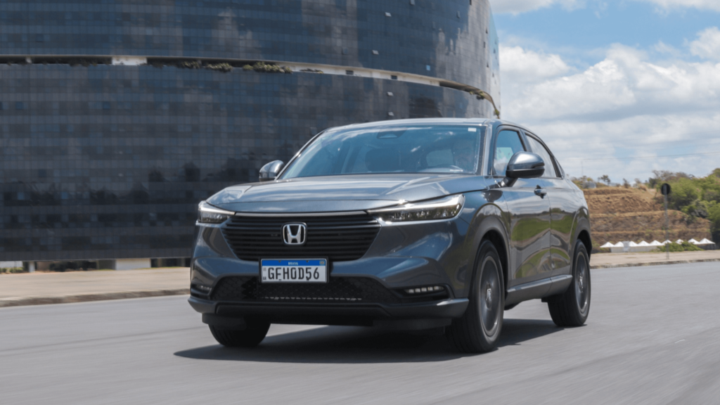Honda HR-V EXL em movimento na estrada.
