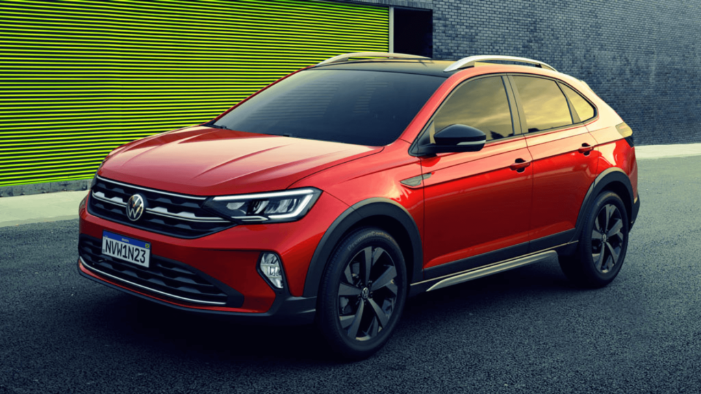 Volkswagen Nivus Highline 250 TSI vermelho parado na diagonal.