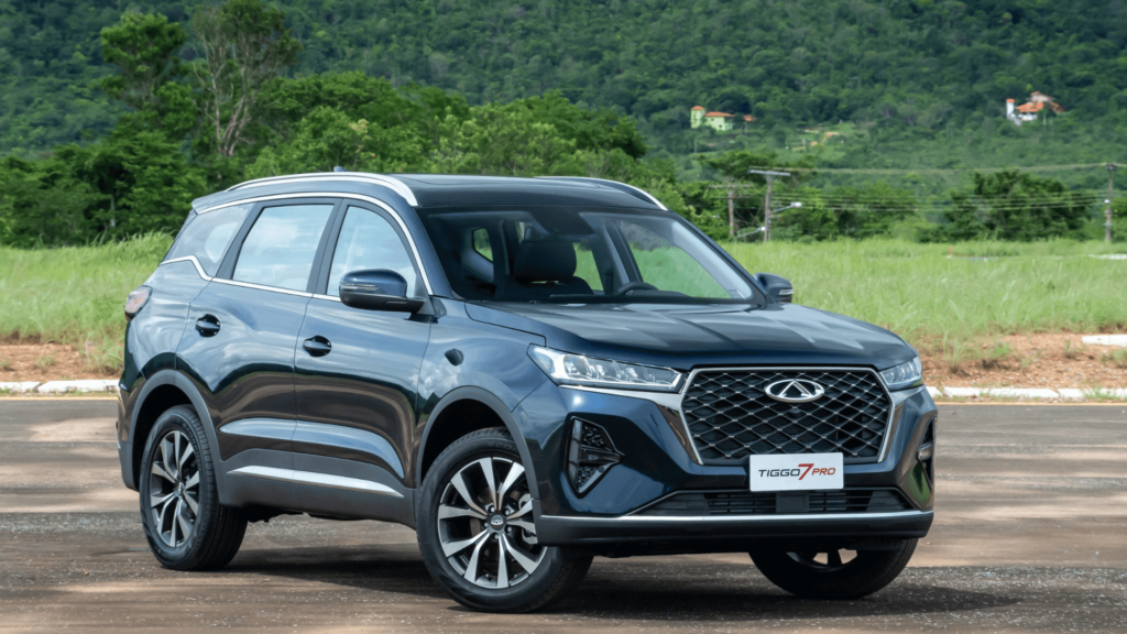 CAOA Chery Tiggo 7 Pro Max Drive cinza parado na diagonal.