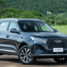 CAOA Chery Tiggo 7 Pro Max Drive cinza parado na diagonal.