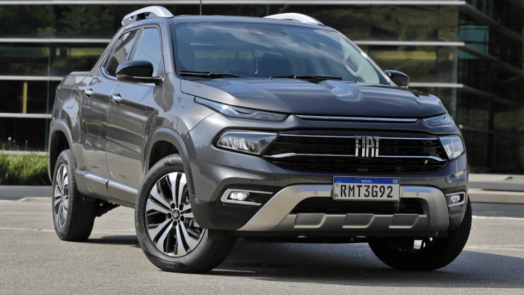 Fiat Toro Freedom T270 AT6 cinza parado na diagonal.