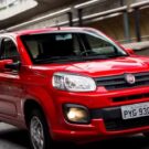 Fiat Uno vermelho em movimento na estrada.