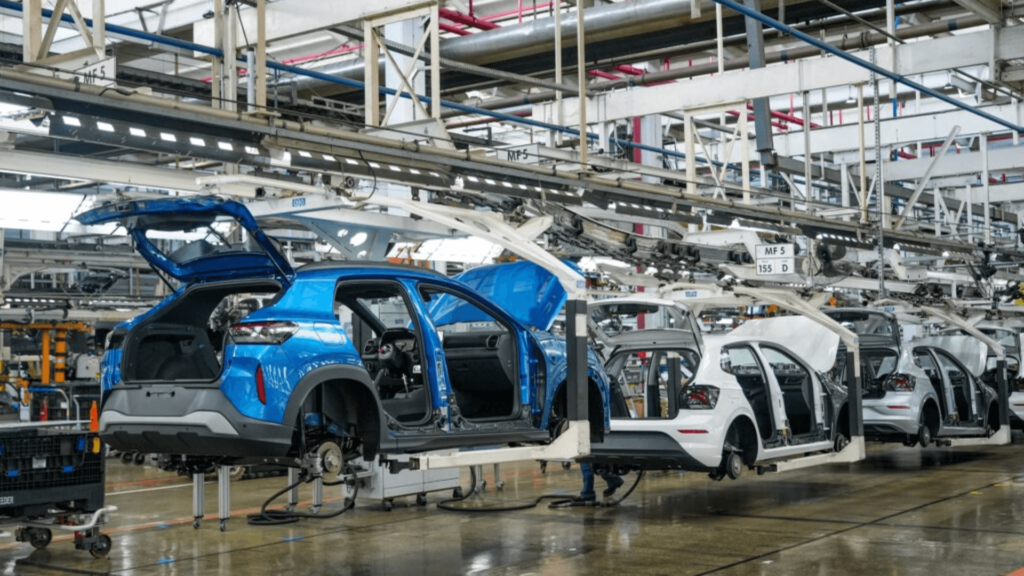 Fabrica de carros com carros sendo fabricados.