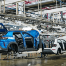 Fabrica de carros com carros sendo fabricados.