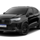 Fiat Fastback preto parado na diagonal em um fundo branco.