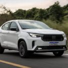 Fiat Fastback branco em movimento na estrada.