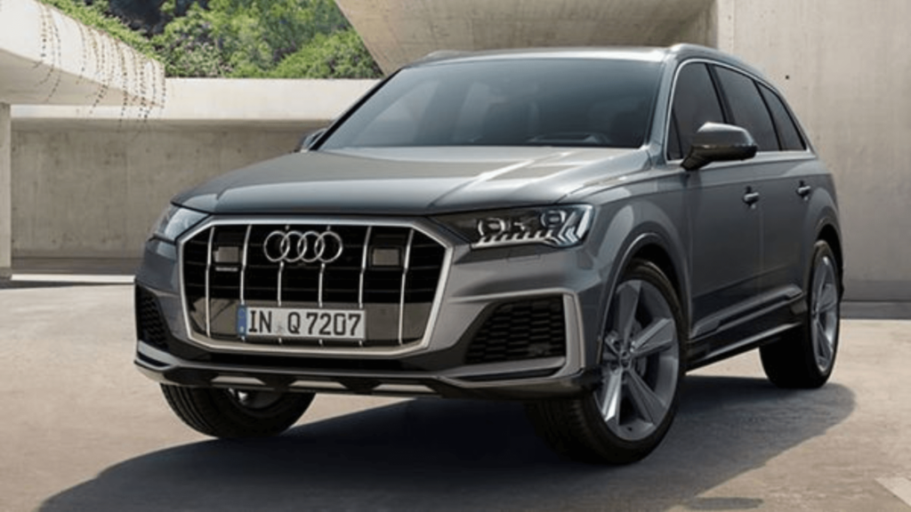 Audi Q7 2026 parado na diagonal.