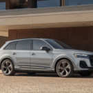 Audi Q7 2026 parado de baixo de uma garagem.