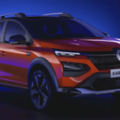 Renault Kardian laranja parado na diagonal em um fundo azul.
