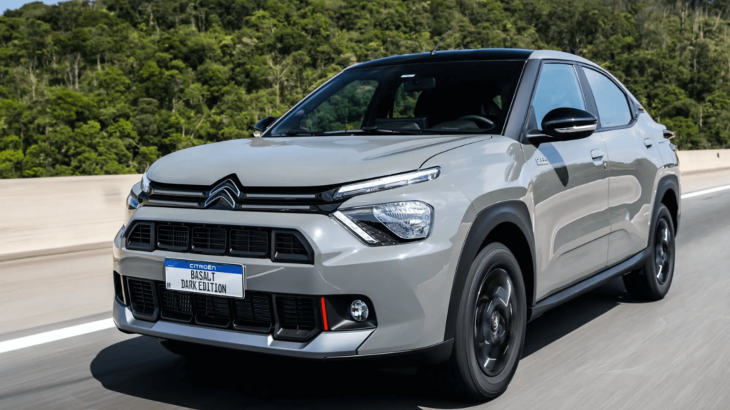Citroën Basalt cinza em movimento na estrada.