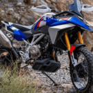 BMW F 450 GS 2026 azul parada na diagonal.