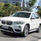 BMW X1 2018 branca de frente na estrada.