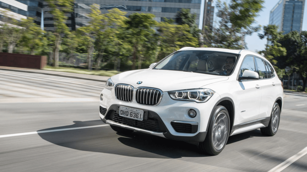 BMW X1 2018 branca em movimento na estrada.