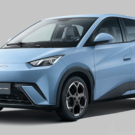 BYD Dolphin Mini 2026 azul na diagonal em um fundo cinza.