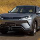 BYD Yuan Pro cinza em movimento.
