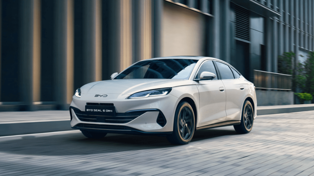 BYD Seal 6 DM-i branco parado na beirada da estrada.