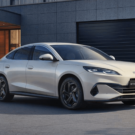 BYD Seal 6 DM-i branco parado na diagonal.