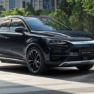 BYD Tan EV preto parado na beirada da estrada.