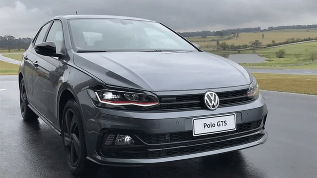 Volkswagen Polo GTS 2020 cinza em movimento na estrada.