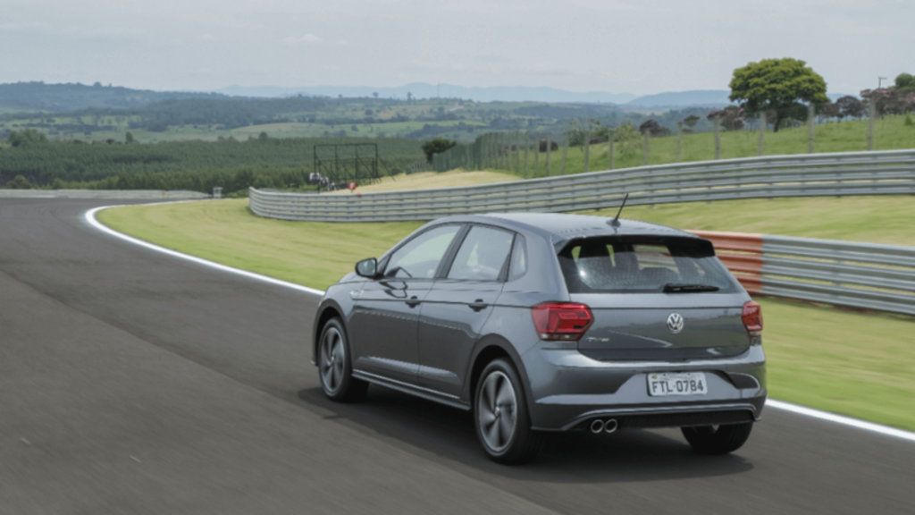 Traseira do Volkswagen Polo GTS 2020 cinza em movimento na pista.