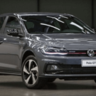 Volkswagen Polo GTS cinza parado na diagonal.