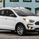 Ford Ka parado na diagonal com os faróis acesos.